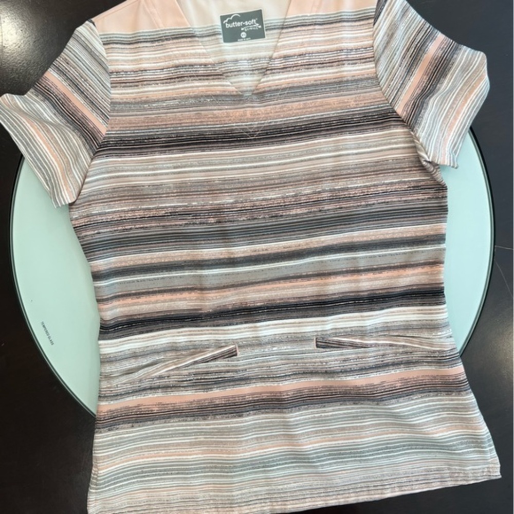 Buttersoft scrub top. XS. New condition. Pink/gray.